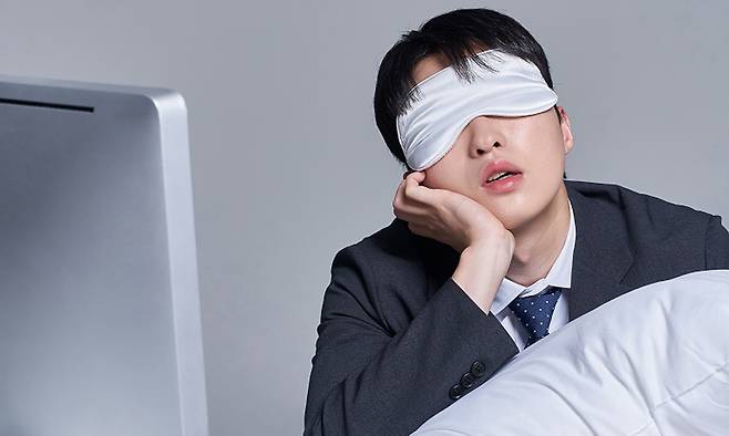 한국은 주요국 중 수면 시간이 가장 짧은 편에 속하는 가운데, 국내에서 수면 장애를 호소해 병원을 찾는 이들이 늘고 있다. 게티이미지뱅크