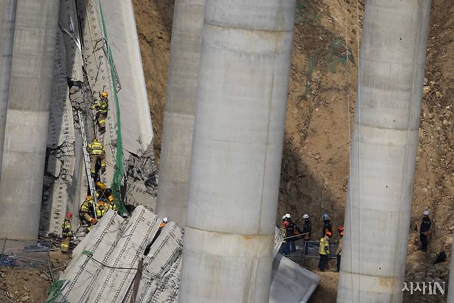 사고 현장에서 소방관들이 수색 작업을 하고 있다. ⓒ시사IN 이명익