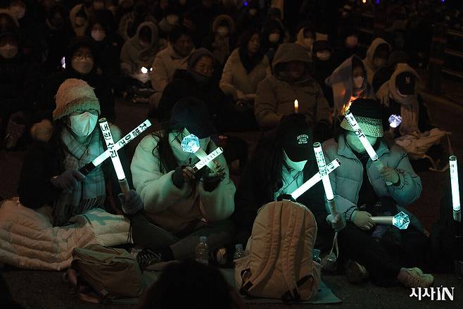 2024년 12월7일 응원봉을 든 시민들이 국회 앞에서 열린 '윤석열 탄핵 촉구'집회에 참여했다. ⓒ시사IN 이명익