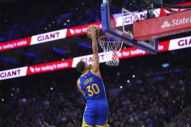 스테픈 커리가 2일 덩크슛을 하고 있다. AP