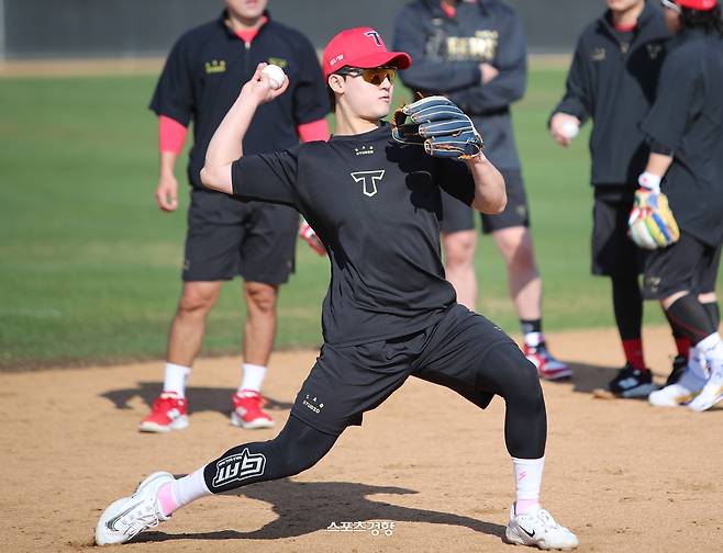 KIA 윤도현이 스프링캠프에서 수비 훈련 하고 있다. KIA 타이거즈 제공