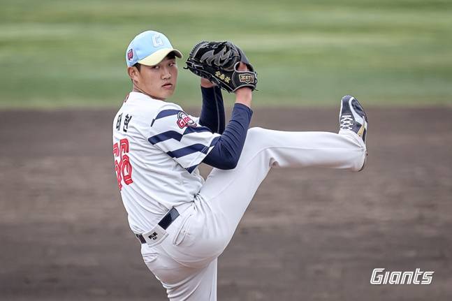 롯데 김태현이 지난달 27일 오릭스전에서 투구하고 있다. /사진=롯데 자이언츠 제공