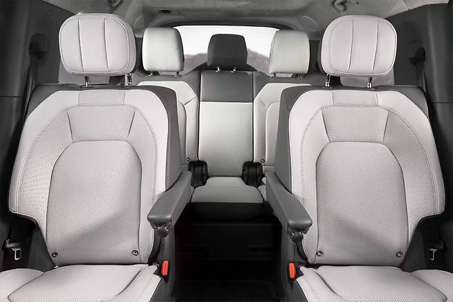 랜드로버 뉴 디펜더 130 P400 X Dynamic HSE 실내