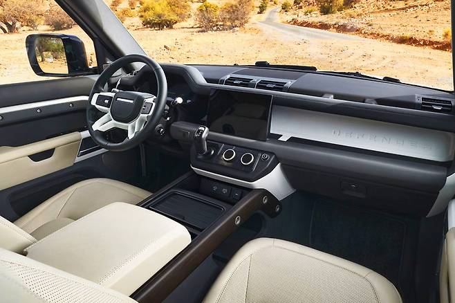 랜드로버 뉴 디펜더 130 P400 X Dynamic HSE 실내