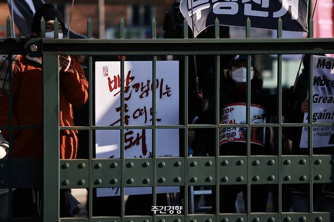 지난 2월 21일 서울 안암동 고려대학교 정문 앞에서 윤석열 대통령 지지자들이 윤 대통령 탄핵 반대 집회를 열고 있다. 이준헌 기자