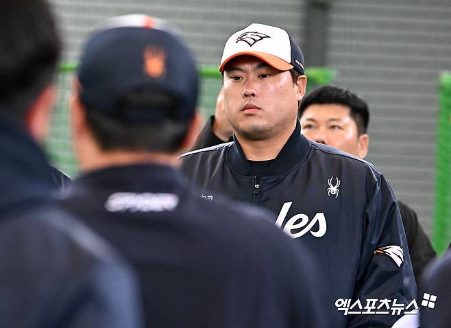 21일 일본 오키나와 온나손 아카마구장에서 진행된 한화 이글스 스프링캠프, 한화 류현진이 훈련 전 미팅을 갖고 있다. 엑스포츠뉴스DB