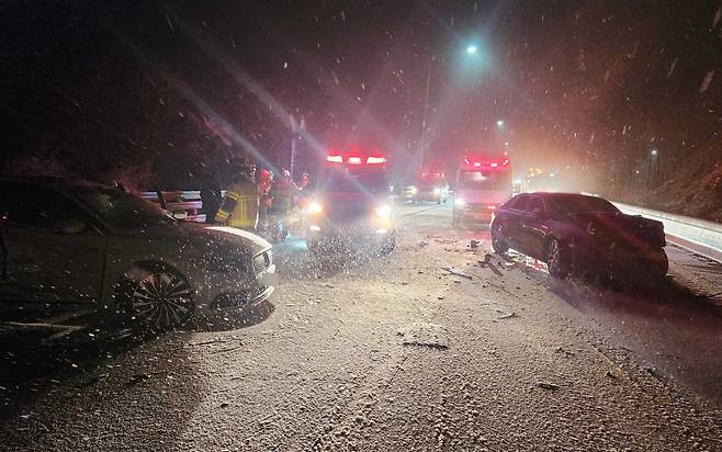 눈길 교통사고 현장 [강원특별자치도소방본부 제공. 재판매 및 DB 금지]