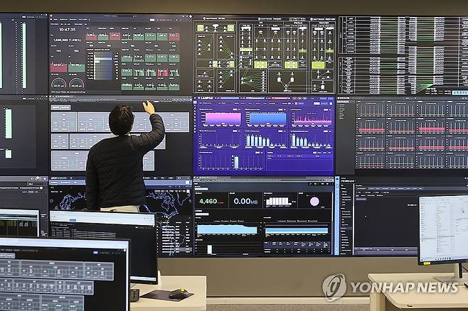 4일 출범 앞둔 대체거래소 넥스트레이드 국내 최초 대체거래소인 '넥스트레이드(NXT)'가 4일 출범하면서 한국거래소(KRX)와 함께 주식거래 복수시장이 형성된다. 지난달 13일 서울 여의도 넥스트레이드에서 직원들이 업무를 보고 있다.[연합뉴스 자료사진]