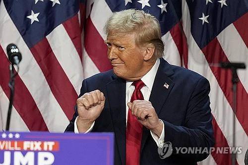 대선 결과가 나온 뒤 승리를 자축하며 춤추는 도널드 트럼프 대통령 [AP 연합뉴스 자료사진. 재판매 및 DB 금지]