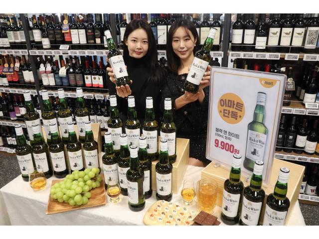 이마트가 출시한 9900원 위스키 '블랙앤화이트'./사진제공=이마트