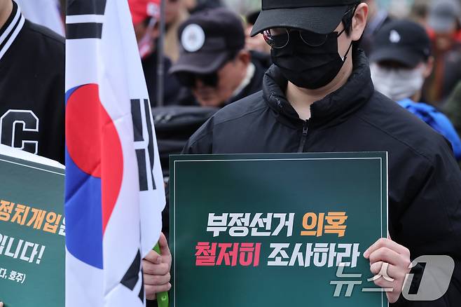 27일 전남대 후문앞에서 보수단체 회원들이 집회를 열고 부정선거 전면수사를 촉구하고 있다.2025.2.27/뉴스1 ⓒ News1 김태성 기자