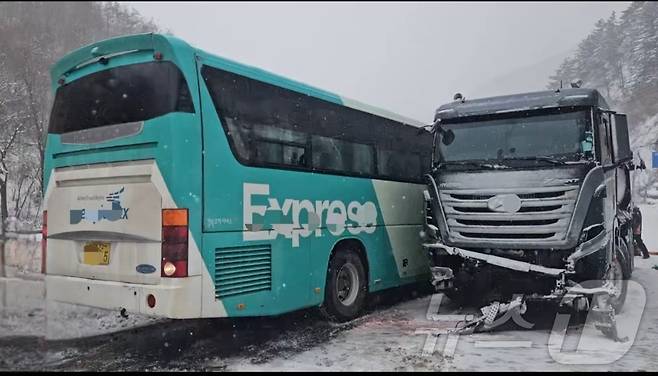 4일 낮 12시 34분쯤 정선 고한읍 고한리의 한 도로에서 눈길에 미끄러진 25톤 화물차가 시외버스를 들이받았다.(강원도소방본부 제공)