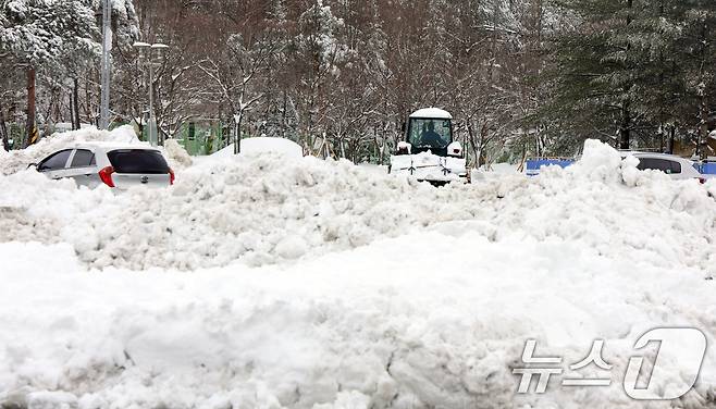 강원 산간을 중심으로 폭설이 내린 3일 강원도 강릉시 영동고속도로 강릉휴게소에서 차량들이 주행하고 있다. 기상청은 강원 산지에 최대 40cm 이상, 강원 동해안과 경북북동산지 에 30cm 이상의 폭설이 더 쏟아질 전망이라고 예보했다. 2025.3.3/뉴스1 ⓒ News1 김명섭 기자