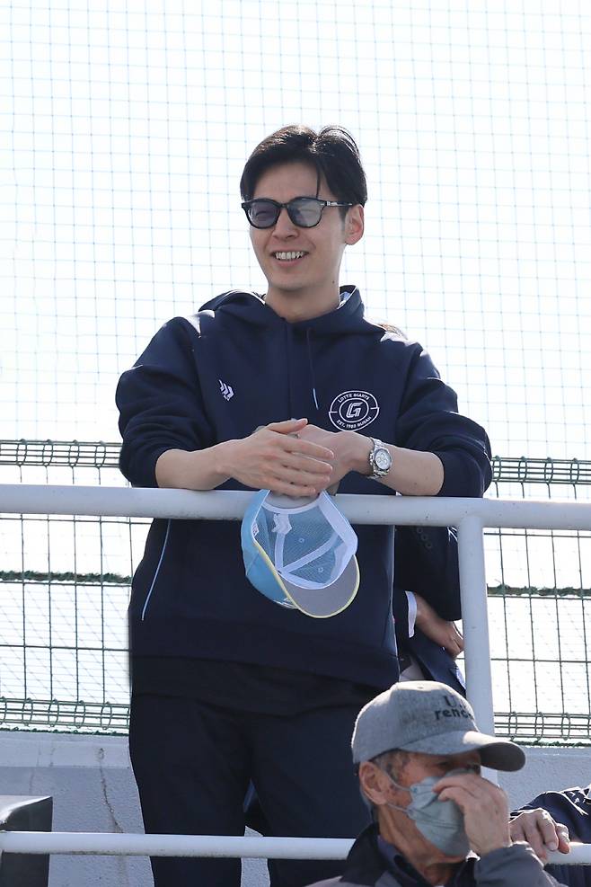 교류전 현장을 찾은 신유열 롯데지주 미래성장실장. 사진제공=롯데 자이언츠