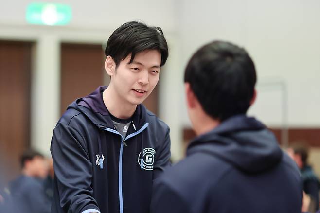 롯데 선수단과 인사를 나누는 신유열 미래성장실장. 사진제공=롯데 자이언츠