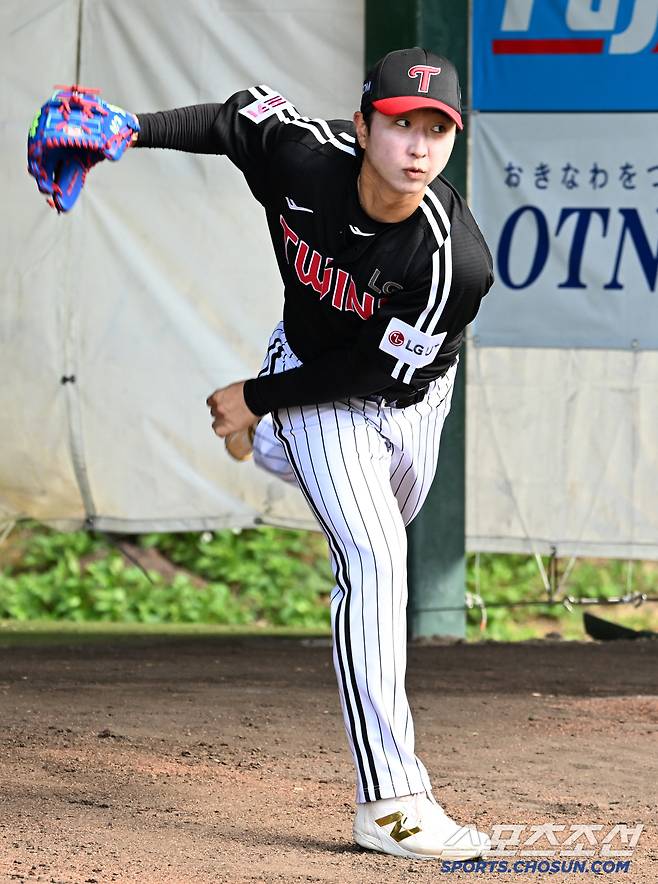 27일 일본 오키나와 킨 스타디움에서 열린 LG와 KIA의 연습경기, 경기 전 LG 최채흥이 불펜 피칭을 하고 있다. 오키나와(일본)=허상욱 기자 wook@sportschosun.com/2025.02.27/