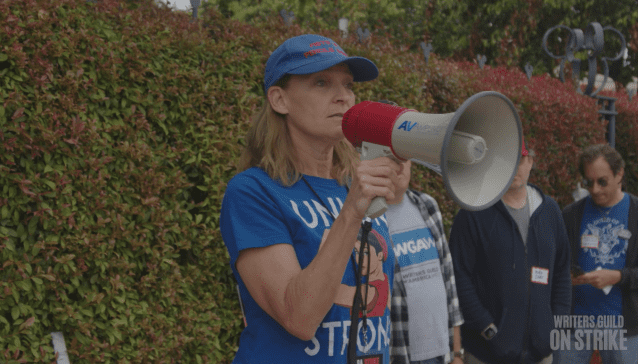 작가조합원들이 생성 AI의 무차별 도용에 항의하는 집회를 하고 있다. (사진=작가조합 영상 캡처)
