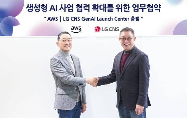 (오른쪽부터) 현신균 LG CNS 사장과 AWS코리아 함기호 대표가 'AWS-LG CNS 생성형 AI 론치 센터' 출범식에서 기념사진을 촬영하고 있는 모습 (사진=LG CNS)