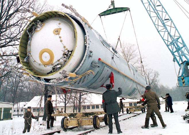 1997년 12월 우크라이나 바쿨렌추크에 있는 옛 소련 로켓 기지에서 군인들이 대륙간탄도미사일을 폐기하기 위해 옮기고 있다. /AP 연합뉴스