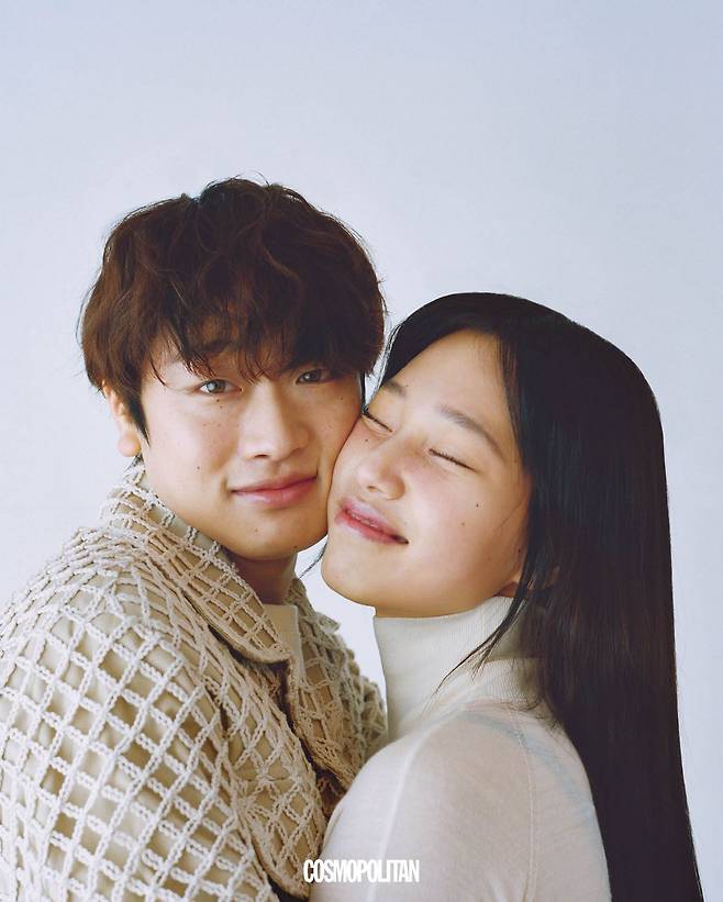 (히로키)크로셰 장식 재킷 Wooyoungmi. 니트 톱 에디터 소장품. (캐미)니트 터틀넥 에디터 소장품.