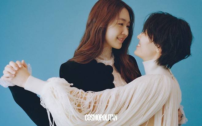 (문수빈)재킷, 블라우스 모두 Cholé. (강지구)프린지 니트 톱 Alaïa.