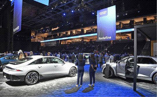 지난 2022년 10월 미국 조지아 주 브라이언 카운티 전기차 전용 신공장 '현대자동차그룹 메타플랜트 아메리카'(HMGMA)' 인근의 서배너 '엔마켓 아레나'에서 진행된 기공식 2부 행사에서 조지아 지역주민들이 전시 차량을 관람하고 있다. 현대차그룹 제공