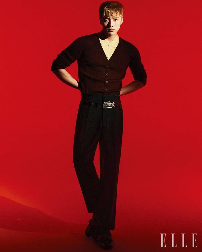 니트 톱과 벨트 디테일의 팬츠, 슈즈는 모두 Prada.