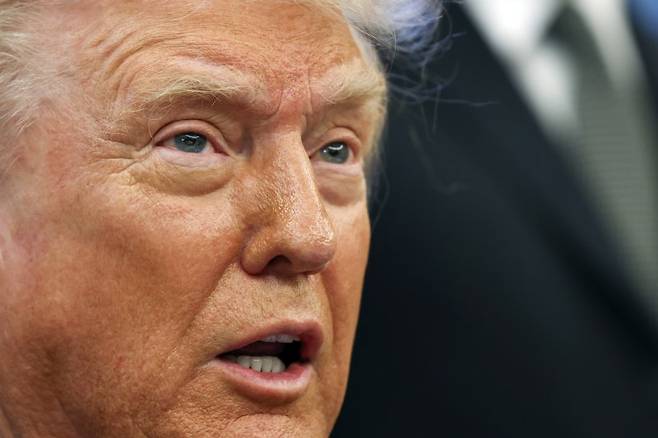 도널드 트럼프 미국 대통령이 3일(현지시간) 자신의 소셜미디어인 트루스소셜에 올린 글에서 다음 달 2일부터 수입 농산물에 관세를 물리겠다고 밝혔다. 트럼프 대통령이 지난달 25일 백악관 집무실에서 기자들에게 얘기하고 있다. AP 뉴시스