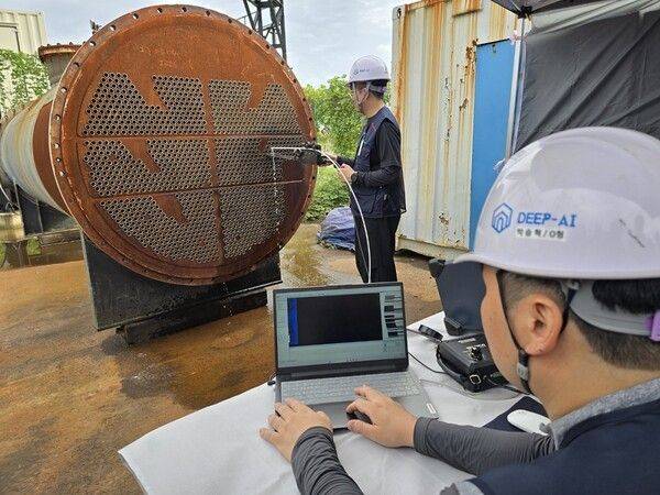 SK이노베이션과 지역 AI기업 딥아이(DEEP AI)가 세계 최초로 개발한 ‘AI 비파괴검사(IRIS) 자동 평가 솔루션’으로 열교환기 결함 검사를 하는 모습. SK이노베이션 제공