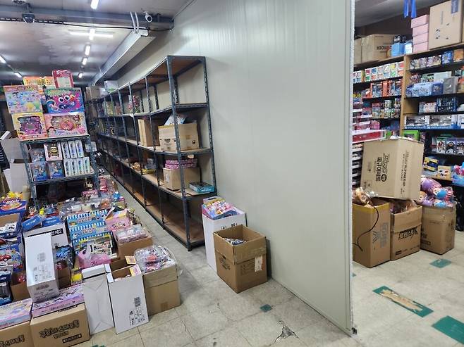 서울 종로구 창신동문구완구시장의 한 문구점이 장사가 되지 않아 가게 규모를 절반으로 줄이기로 했다. 지난 2일 가게 한쪽 진열대 위 상품이 비어 있다. 박고은 기자