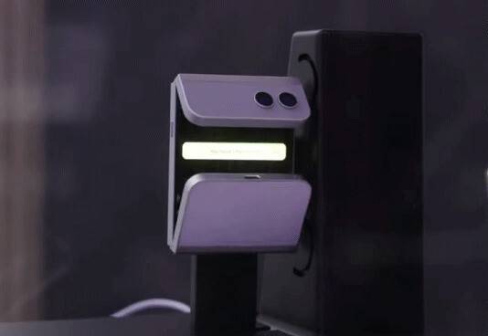 3일(현지시각) 모바일 월드 콩그레스(MWC)에서 전시된 삼성의 폴더블폰 디자인. 넥스트핏 유튜브 갈무리