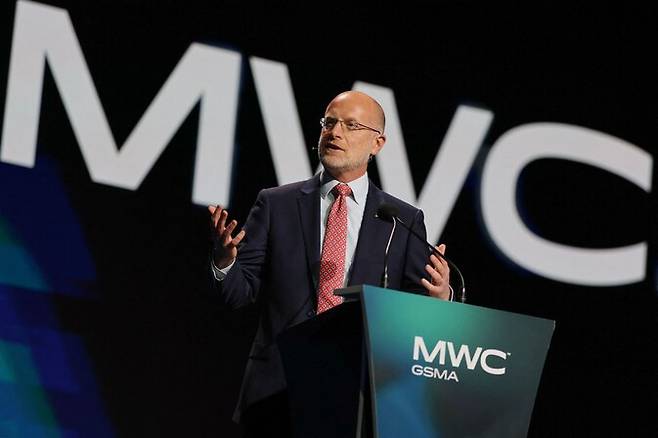 브렌던 카 미국 연방통신위원회(FCC) 위원장이 3일(현지시각) 스페인 바르셀로나에서 열린 세계 최대 모바일·이동통신 전시회 ‘엠더블유시(MWC) 2025’ 세션에서 기조연설을 하고 있다. 바르셀로나/AFP 연합뉴스