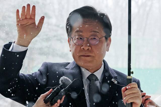 이재명 더불어민주당 대표가 3월4일 서울중앙지법에서 열린 대장동 개발 비리 및 성남에프씨(FC) 후원금 의혹 사건 1심 속행공판에 출석하며 지지자들을 향해 손을 흔들고 있다. 연합뉴스