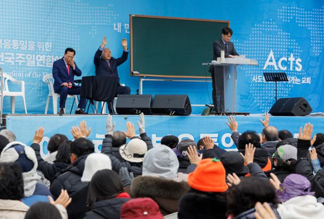 전광훈 사랑제일교회 목사가 2일 서울 종로구 광화문에서 열린 전국 주일 연합예배에 참석해 기도하고 있다. 연합뉴스