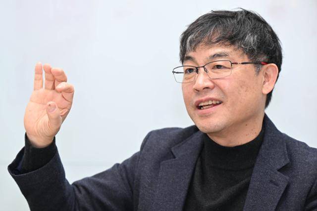 이영우 엠비트로 대표는 세계 3대 인명사전 '마키스 후스 후'에 등재돼 평생공로상을 받은 세계적인 레이저 공학자다. 아인슈타인이 소장을 지낸 독일 막스 플랑크 연구소에서 레이저 핵융합을 연구한 그는 가족력 때문에 당뇨병 극복을 위해 창업했다. 박시몬 기자