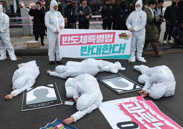 반도체 특별법 저지·노동시간 연장 반대 공동행동이 지난달 15일 서울 종로구 광화문 인근에서 방진복을 입고 죽은 듯 드러눕는 '다이인(die-in)' 퍼포먼스를 진행하고 있다. 연합뉴스