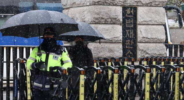 경찰들이 윤석열 대통령 탄핵 심판 선고를 앞둔 4일 서울 종로구 헌법재판소 앞에서 출입을 통제하고 있다. 연합뉴스