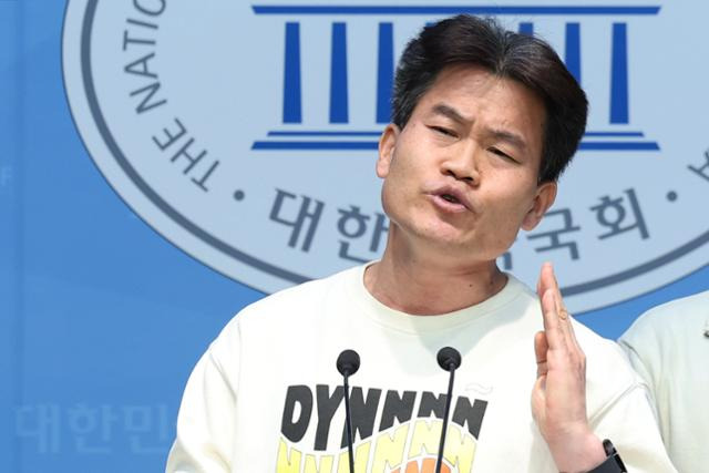 한국사 강사 전한길씨가 지난달 26일 국회 소통관에서 기자회견을 열어 헌법재판소의 윤석열 대통령 탄핵 각하를 촉구하고 있다. 뉴스1