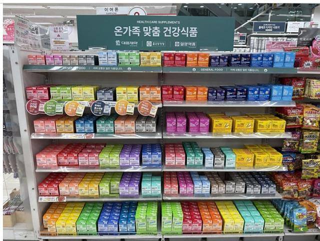 서울시내 한 다이소 매장에 건강기능식품들이 진열돼 있다. 한국일보 자료사진