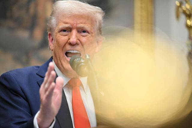 도널드 트럼프 미국 대통령이 3일 워싱턴 백악관 루즈벨트룸에서 대만 파운드리(반도체 위탁생산)업체 TSMC의 대미국 신규 투자 계획을 발표하는 자리를 빌려 기자회견을 하고 있다. 워싱턴=AFP 연합뉴스