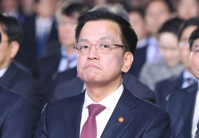 최상목 대통령 권한대행 부총리 겸 기획재정부 장관이 4일 서울 중구 동대문디자인플라자에서 열린 제59회 납세자의 날 기념식에 참석하고 있다. 뉴시스