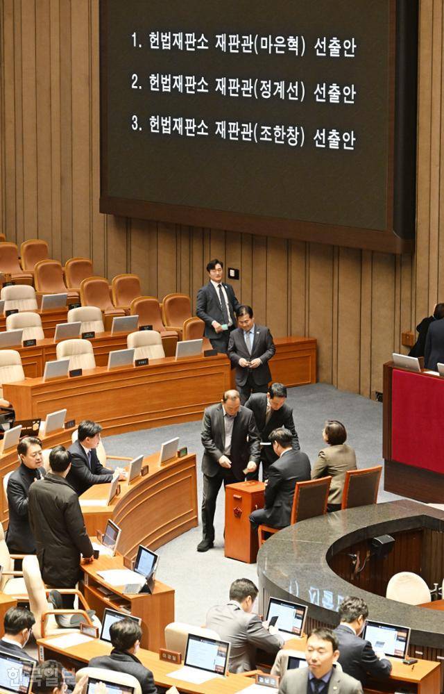 더불어민주당 의원들이 지난해 12월 26일 국회 본회의에서 마은혁, 정계선, 조한창 헌법재판소 재판관 후보자 선출안에 대한 투표를 하고 있다. 고영권 기자