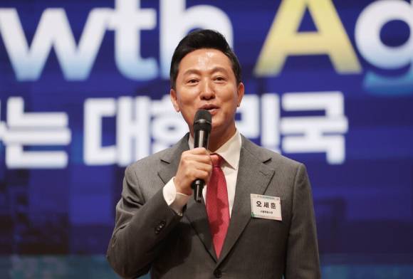 오세훈 서울시장이 4일 서울 중구 대한상공회의소에서 열린 기업중심 성장지향형 규제 개혁 대담에 참석해 기조연설을 하고 있다.  [사진=연합뉴스]