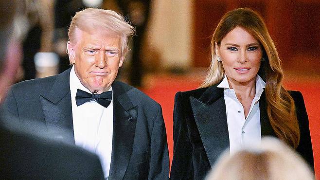 도널드 트럼프 미국 대통령(왼쪽)과 영부인 멜라니아 트럼프 여사가 지난달 22일(현지시간) 워싱턴DC 백악관 이스트룸에서 열린 전국주지사협회 만찬·리셉션에 참석하기 위해 도착하고 있다. AFP=연합뉴스