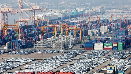 先月、車と容器は、Pyeongtaek Port Export Mard、Pyeongtaek -Eup、Pyeongtaek -si、Gyeonggi -doに集められました。ニュース1