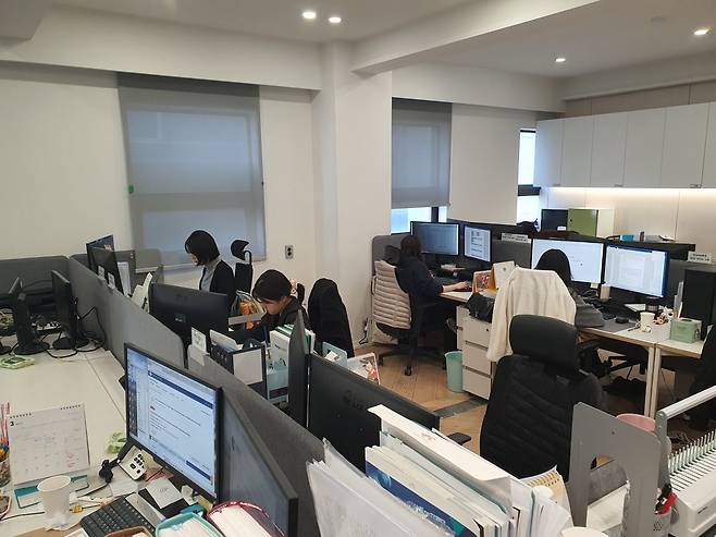 임상RA 본부 직원들이 업무에 매진하고 있다. 윤현주 기자