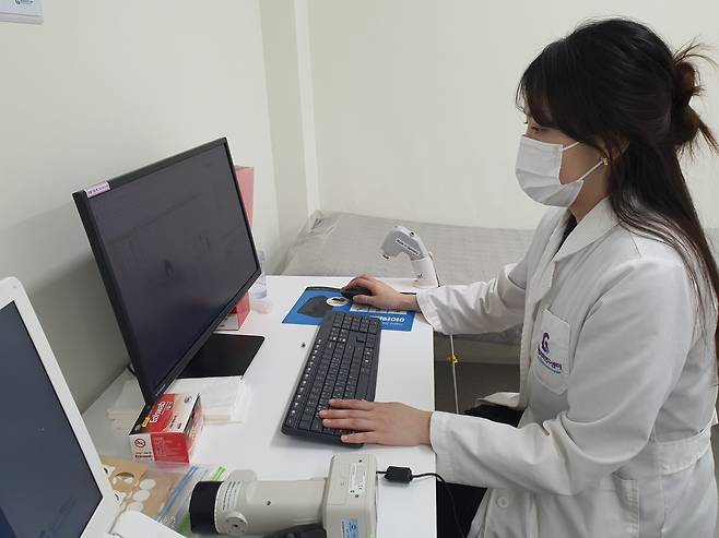 구고은 팀장이 피부 수분 데이터를 측정하고 있다. 윤현주 기자