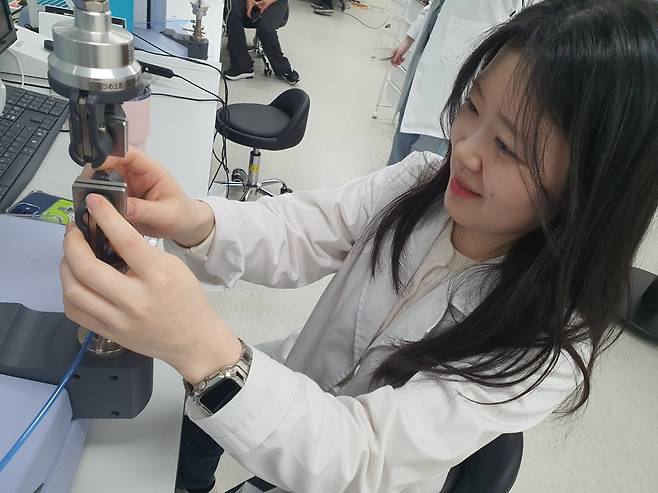 김다은 연구원이 머리카락 인장강도 테스트에 집중하고 있다. 윤현주 기자
