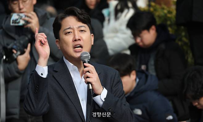 이준석 개혁신당 의원이 지난달 2일 서울 마포구 홍대 레드로드 버스킹거리에서 정치 현안 관련 기자회견을 하고 있다. 권도현 기자