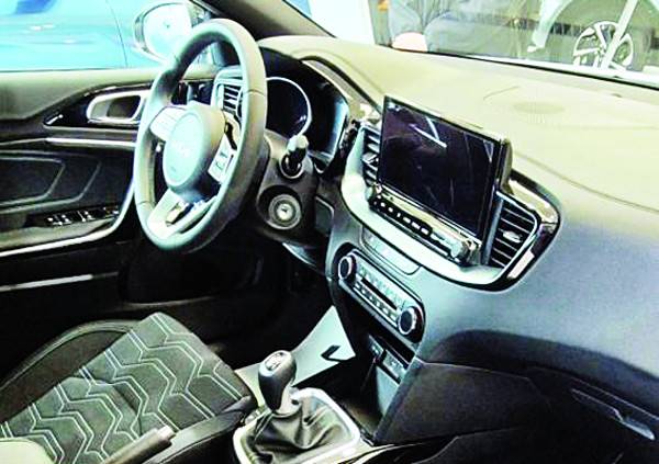 지난달 25일(현지시간) 스페인 바르셀로나의 한 기아 대리점에 전시된 차량 내부 모습. 수동 변속기가 장착돼 있다. 이용상 기자